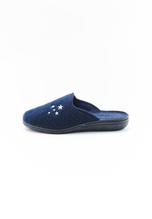 Una zapatilla azul marino sin cordones con suela blanda y bordado blanco en forma de estrella en la parte superior, mostrada de lado sobre un fondo blanco.
