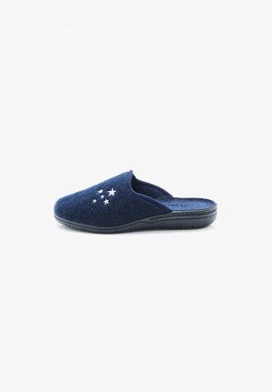 Una zapatilla azul marino sin cordones con suela blanda y bordado blanco en forma de estrella en la parte superior, mostrada de lado sobre un fondo blanco.