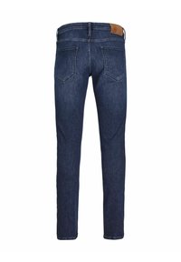 Jeans de mezcla de algodón azul oscuro con un diseño de pierna recta, bolsillos traseros visibles y un parche de cuero marrón en la cinturilla. Estilo clásico de cinco bolsillos.