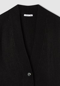 Cardigan nero in maglia con scollatura a V, chiusura con bottoni e texture a coste. L'etichetta mostra il marchio Terranova e la taglia S.