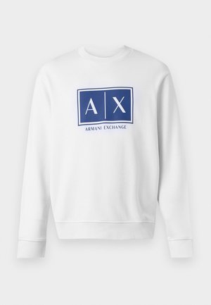Hvid sweatshirt med lange ærmer og en blå rektangulær logo, der viser "A | X" over teksten "Armani Exchange" på brystet.