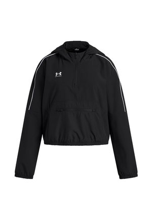 Veste noire courte avec capuche, fermeture éclair mi-longue à l'avant, poignets élastiques et poche zippée à l'avant. Présente des rayures blanches en accents sur les épaules.