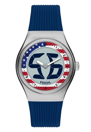 Montre-bracelet argentée avec bracelet en silicone bleu, cadran avec un "55" stylisé, logo "Fossil" et bordure aux étoiles et rayures rouges, blanches et bleues.