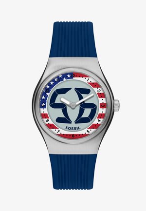 Reloj de pulsera plateado con correa de silicona azul, esfera con el número estilizado "55", logotipo de "Fossil" y borde con estrellas y franjas rojas, blancas y azules.