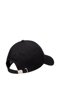 Schwarze Baseballkappe aus Baumwolle mit verstellbarem Riemen auf der Rückseite und metallischer Schnalle sowie abgerundetem Schirm.