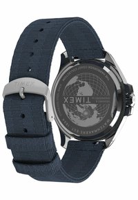 Timex-Uhr mit einem navyblauen Stoffarmband und rostfreien Stahlbeschlägen. Verfügt über einen Gehäuseboden aus rostfreiem Stahl mit eingravierter Weltkarte.