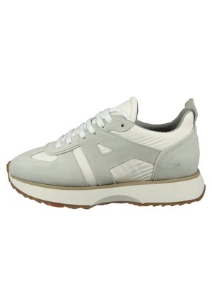 Szare i białe sneakersy z zamszu i materiałów syntetycznych, o zaokrąglonym nosku, wyściełanym kołnierzu, wiązaniu oraz teksturowanych akcentach.