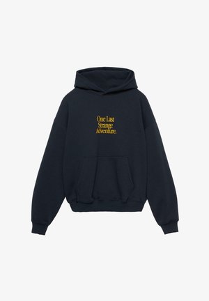 Hanorac bleumarin din material moale, cu un buzunar frontal și un text brodat galben: "O ultimă aventură ciudată."