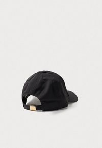 Cappello nero realizzato in tessuto liscio, con visiera arcuata, dettagli cuciti e una fibbia in metallo sulla cinghia regolabile sul retro.