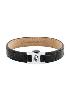 Braccialetto in pelle nera con fibbia in argento incisa con un logo a tridente e "Maserati" impresso all'interno della fascia.