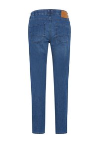 Blaue Jeans mit schmaler Passform, fünf Taschen und einem braunen Lederpatch am hinteren Bund. Gleichmäßige Farbe und glatte Textur.