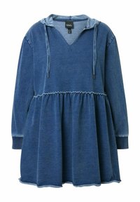 Denim mekko pitkillä hihoilla, v-paitakauluksella ja naruhupulla. Mekossa on gathered vyötärö ja liehuva hame, kaikki syvän sinisessä sävyssä.