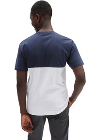 T-Shirt v námořnické a bílé barvě, krátké rukávy, bavlněný materiál, s rovnými lemy a hladkou strukturou. Zadní pohled ukazuje barevné oddělení.
