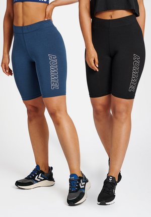 Bermuda shorts in marineblauw en zwart materiaal, met opvallende witte "HUMMEL" tekst op de zijkanten. Beide zijn voorzien van een gladde textuur.