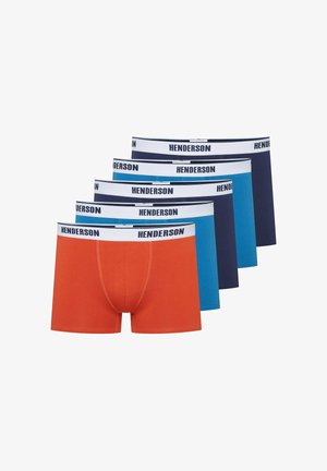 Set aus vier Paar Herren-Boxershorts in Orange, Hellblau, Dunkelblau und Marineblau, mit weißen elastischen Taillenbändern, auf denen "HENDERS" gedruckt ist.