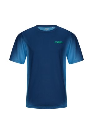 Dunkelblaues Sportshirt mit kurzen Ärmeln, hellblauem Farbverlauf-Mesh-Muster an Ärmeln und Seiten, grünes "cep"-Logo auf der Brust.