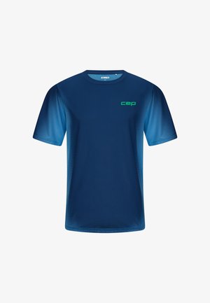 Dunkelblaues Sportshirt mit kurzen Ärmeln, hellblauem Farbverlauf-Mesh-Muster an Ärmeln und Seiten, grünes "cep"-Logo auf der Brust.