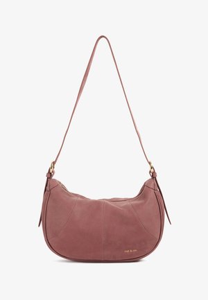 Roze leren schoudertas met een gebogen vorm, voorzien van één band en hardware in goudkleur. Opvallende stiksels en een geperst logo detail.