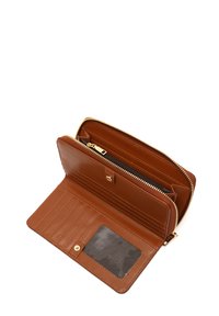 Hnedá kožená peňaženka so zlatým zipsom, ktorá má viacero slotov na karty, priehľadné okno na ID a zipsovú priehradku na mince.