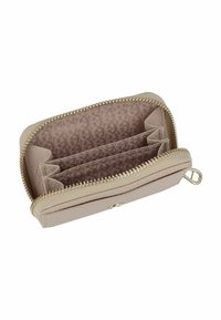 Portafoglio in pelle beige chiaro con zip, dotato di numerose fessure per carte e un interno decorato in grigio chiaro. Accenti in hardware dorato.