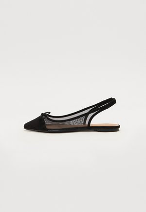 Svart slingback platt sko med en mockafront, meshsidopaneler, spetsig tå och rosettdetalj. Platt sula och minimalistisk design.
