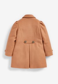 Abrigo de lana color camel con mangas largas, pliegue en la parte posterior, cinturón cosido con dos botones decorativos y un cuello desplegado.