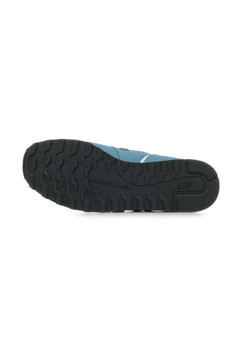 Chaussure de sport bleue avec une semelle en caoutchouc texturé, présentant une semelle extérieure noire et des accents blancs. La tige est en matériau respirant.