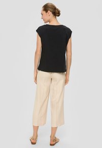 s.Oliver BLACK LABEL MIT PERLEN ARTWORK - T-Shirt print - schwarz