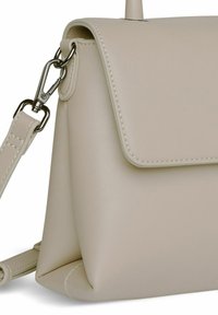 Beige nep leren schoudertas met een klep sluiting, zilveren hardware en een gladde textuur. Inclusief een verstelbare schouderband.