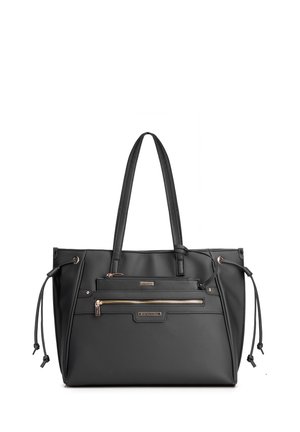 Bolso tote de cuero negro con dos asas, bolsillo frontal con cremallera y detalles de cordón en ambos lados, mostrado sobre un fondo blanco.
