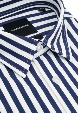 Koszula z pionowymi paskami w kolorze granatowym i białym, z kołnierzykiem i białymi guzikami, z widoczną metką marki Pako Lorente oraz rozmiarem.