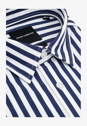 Koszula z pionowymi paskami w kolorze granatowym i białym, z kołnierzykiem i białymi guzikami, z widoczną metką marki Pako Lorente oraz rozmiarem.