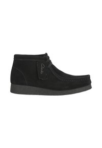 Botas de tobillo de ante negro con punta redondeada, diseño de cordones y suela de goma texturizada. Cuenta con costuras visibles y una etiqueta de la marca en el lateral.