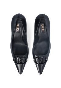 Escarpins en cuir noir à bout pointu, avec un accent logo proéminent à l'avant et une finition lisse et brillante.
