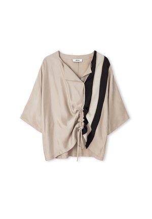 Losse beige blouse met driekwart mouwen, zwarte en lichtbeige verticale strepen aan één zijde, en een gatherskoordsdetail aan de voorkant in het midden.