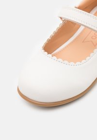 Friboo Bailarinas con hebilla - white