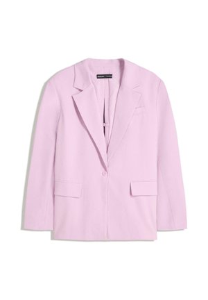 Světle růžový blazer s klopami, zapínání na jeden knoflík a dvěma předními kapsami. Vyroben z jemného materiálu, má střih přizpůsobený postavě.