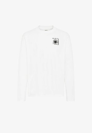 T-shirt blanc à manches longues en coton, avec un imprimé graphique portant la mention "ÉTÉ ILLIMITÉ" et un design de soleil et de vague sur la poitrine gauche.