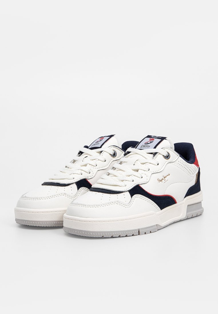 Witte sneakers met marineblauwe en rode accenten; bovenwerk van leer en synthetisch materiaal; gestreepte zool; ronde neus; vetersluiting; logo-tag op de tong.