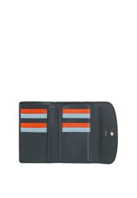 L'interno del portafoglio in pelle nera presenta tre scomparti per carte con strisce alternate arancioni e azzurro chiaro. Design minimalista con una texture liscia.
