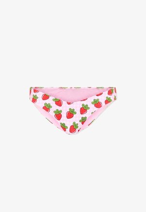 Parte inferior de bikini rosa con un estampado de fresas rojas y hojas verdes sobre un fondo rosa claro con textura de cuadros vichy.