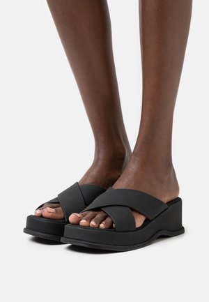 VEGAN PHOEBE NOUGHTIES CROSSOVER FLATFORM - Korolliset pistokkaat - black