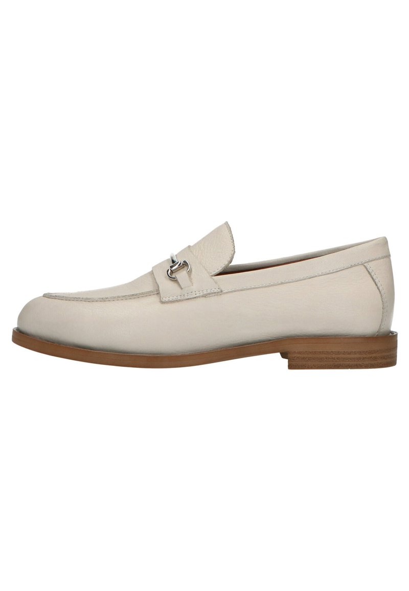 Beige leren instapper met een gladde afwerking, moccasin-stijl ontwerp en een zilverkleurige metalen accenten op de bovenkant. Bruine rubberen zool.