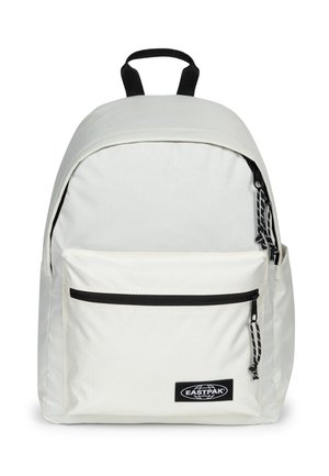 Biały plecak z dużą przednią kieszenią, czarnymi suwakami, czarną pętlą uchwytu oraz logo Eastpak na przedniej kieszeni.