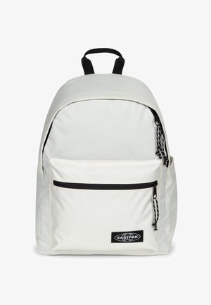 Biały plecak z dużą przednią kieszenią, czarnymi suwakami, czarną pętlą uchwytu oraz logo Eastpak na przedniej kieszeni.