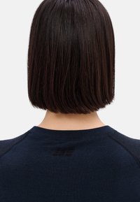 Dunkelblaues, geripptes Sweatshirt mit Rundhalsausschnitt und Raglanärmeln. Verfügt über ein dezentes Logo auf der Rückseite, einen weichen Stoff und eine schmal geschnittene Passform.