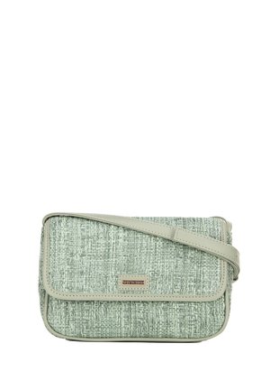 Sac bandoulière texturé vert avec un design tissé, en matériau synthétique et une bandoulière lisse. Présente un petit logo rectangulaire à l'avant.