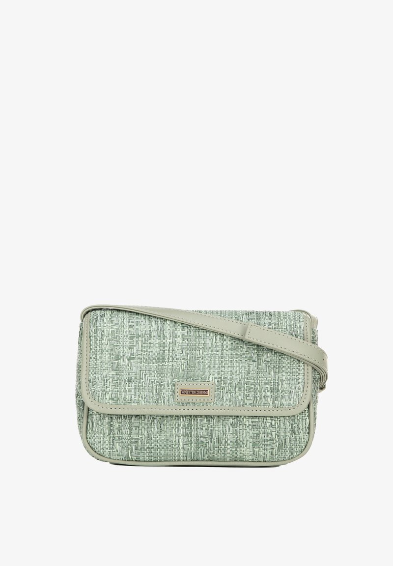 Borsa a tracolla verde con design intrecciato, materiale sintetico e tracolla liscia. Presenta un piccolo logo rettangolare sul fronte.