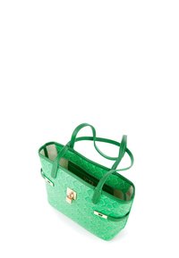 Borsa verde con un motivo a diamante testurizzato; presenta una chiusura e manici dorati; l'interno mostra un colore chiaro a contrasto.