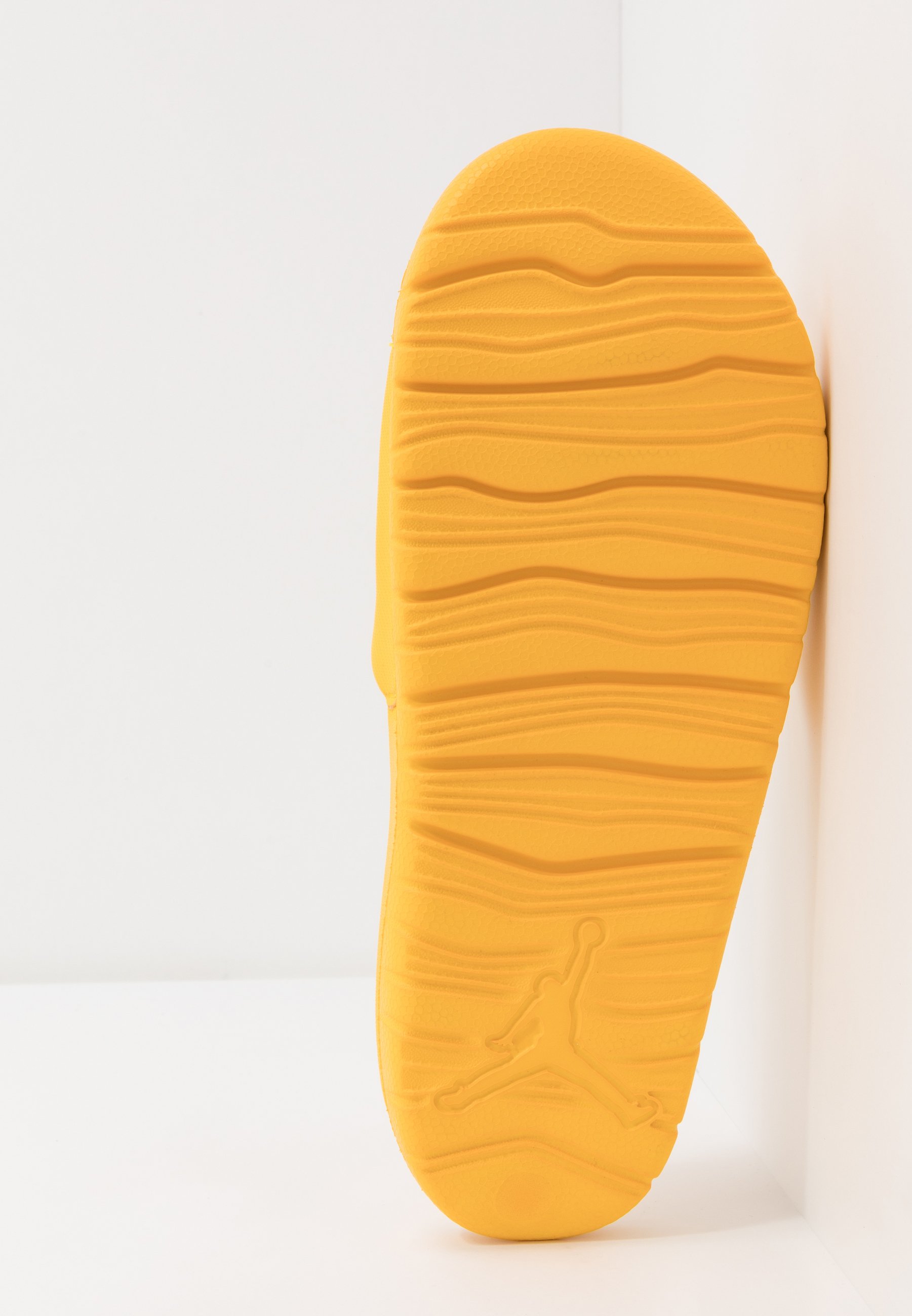 Jordan BREAK - Sandalias planas - amarillo/metallic silver/amarillo -  Zalando.es